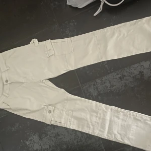 beige cargopants - Beställde de från internet och de passade tyvärr inte i storleken. Köpte dem för 800kr och säljer för 400 kr men priset kan också diskuteras. Storlek M. Kan mötas upp i Malmö eller posta men då står köparen för frakten. 