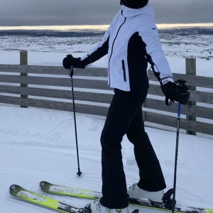 Skidjacka - Säljer min jättefina skidjacka i storlek 40! Köptes förra året och använd 1 vecka i Åre. Den är i nyskick!!!!!! Köptes för ca 2500kr säljer pågrund av att jag fått en annan skidjacka. Frakt ingår!!