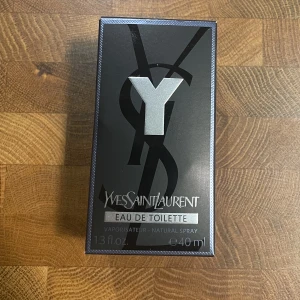 YSL parfym 40ml  - Säljer denna oanvända parfym då jag återigen har för många parfymer och måste göra mig av med dom jag inte kommer använda eller har använt.  Inköps pris var 750kr Fraktar eller möts upp. 