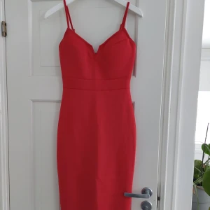 Så snygg bomb kläning stl S  - Så snygg röd kläning, till fest,kontor,m.m Som ny 280kr eller kom med bud 