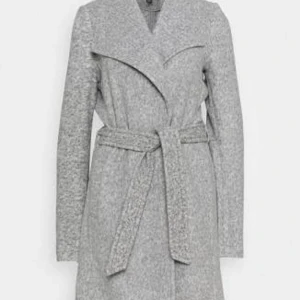 Brushed Kappa/ rock  - Helt ny Brushed Kappa/ rock från Vero moda. Storlek M. Har dock textat på mig en gång inomhus. Köptes innan graviditet men tyvärr har ej hunnit använda den. Bild 1 är en Google bild på ungefär hur det ser ut. Ordinarie pris är 499. fler bilder finns 