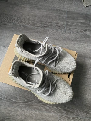 Yeezy 350  - Väldigt bra skick. Givetvis äkta. Storlek 38. Pris kan diskuteras 