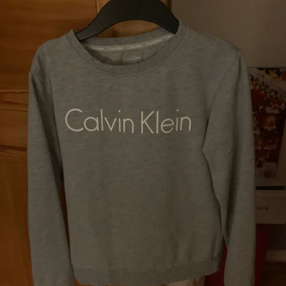 Säljer min super sköna tröja ifrån Calvin Klein som är knappt använd och är jätte najs🙌🏽🙌🏽. Hoodies.