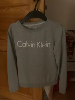 Säljer min super sköna tröja ifrån Calvin Klein som är knappt använd och är jätte najs🙌🏽🙌🏽