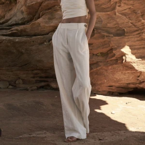 Linnebyxor - Super snygga linnebyxor i storlek L, men de är små i storleken om man vill att de ska sitta som på modellen. Så skulle säga att den passar S/M. Justerbar midja, lappen finns kvar och jag har endast provat den.