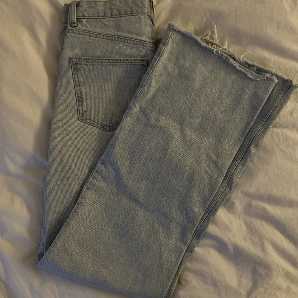 Riktigt snygga ljusblå jeans från zara. Långa i modellen men går att klippa upp. Fint skick!. Jeans & Byxor.