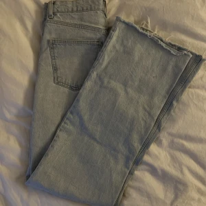 Zara jeans - Riktigt snygga ljusblå jeans från zara. Långa i modellen men går att klippa upp. Fint skick!