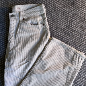 Levi’s Manchester byxor - Levi’s Manchester byxor i väldigt bra skick! Inga skador och snygg passform!