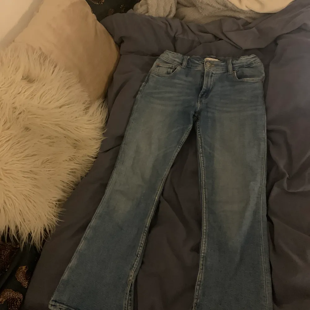 Fina jeans ifrån Zara med slits där nere. 💙köparen står för frakten . Jeans & Byxor.