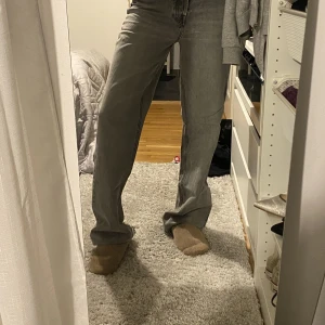Jeans - Gråa jeans från Zara! Köparen står för frakten!
