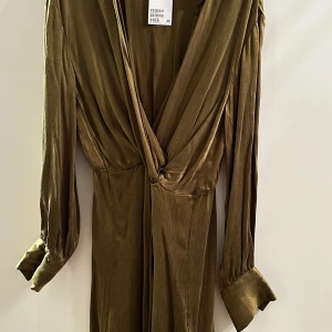 Oanvänd kort klänning - Helt ny med tag på! Liten i strl, så skulle sitter super på en 36/38a. Ord pris. 399