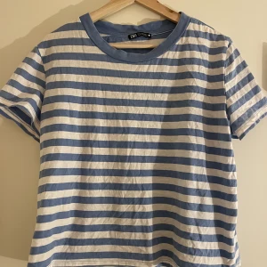 Randig t-shirt - Blå/vit randig t-shiet från ZARA. Storlek XL för oversize fit på mig. Vanligtvis S/M