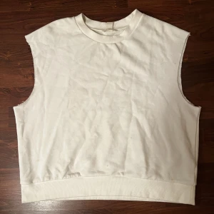 Vit egenklippt ”väst” - Superfin tröja som är självklippt till en ”väst” eller vad de kallas.  Storlek M Nån pytteliten fläck här o där som jag tror går få bort lätt, annars billigare pris. 