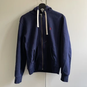 Polo Ralph lauren ziphoodie - En ziphoodie från Polo Ralph Lauren, utgående modell. Storlek S.  Använd endast en fåtal gånger, inga hål eller fläckar.  Om ni har några frågor, tveka inte att fråga. Svarar inom 24h 