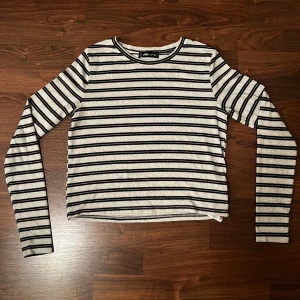 Randig tröja  - Jättemjuk. Storlek XS men jag har egentligen M o denna passade mig. 