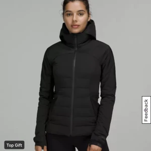 LULULEMON JACKA ( träningsjacka )  - Snygg träningsjacka som fungerar superbra att springa i men fungerar även som en vardagsjacka! Lite skräddarsydd passform. Varm och bekväm! Nypris: 2.484kr, mitt pris: 1.800! Skick: Knappt använd. 