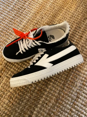Off-white c/o virgil abloh arrow sneakers - Använda fåtal gånger! Mkt bra skick. Storlek 38! 