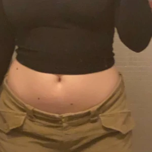 cargobyxa - säljer dessa cargobyxor då de inte riktigt är min stil. endast använda en gång. skriv för vidare frågor eller bilder. köpare står för frakt!💌