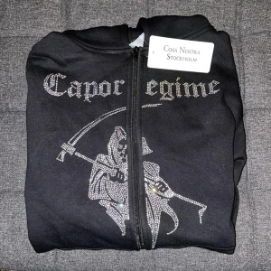 Rhinestone Hoodie Stl L - Hoodie från Costino Stockholm (tidigare Cosa Nostra) helt oanvänd, lapparna sitter kvar.