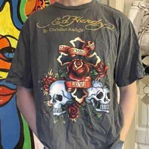 Ed Hardy tröja  - Skitsnygg ed Hardy T-shirt i nyskick, Står Xl men är liten i storleken!