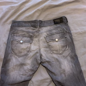 Lågmidjade jeans - Jag säljer dessa jättesnygga jeansen eftersom dom är lite för stora för mig, skulle passa någon som brukar ha M/L. Dom e ganska långa, passar mig som e 180