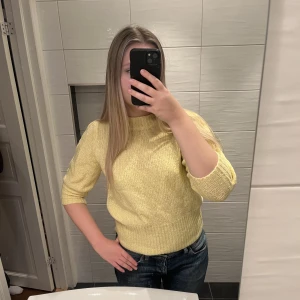 Stickad tröja  - Super gullig stickad tröja från NA-KD i storlek s. Tröjan är i fint skick. Frakt är inte inkluderat i priset och betalning sker via Swish. 💛