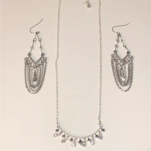 Halsband och örhängen  - Superfina örhängen och ett halsband. Använda 1 gång, i väldigt bra skick. Frakt 15kr