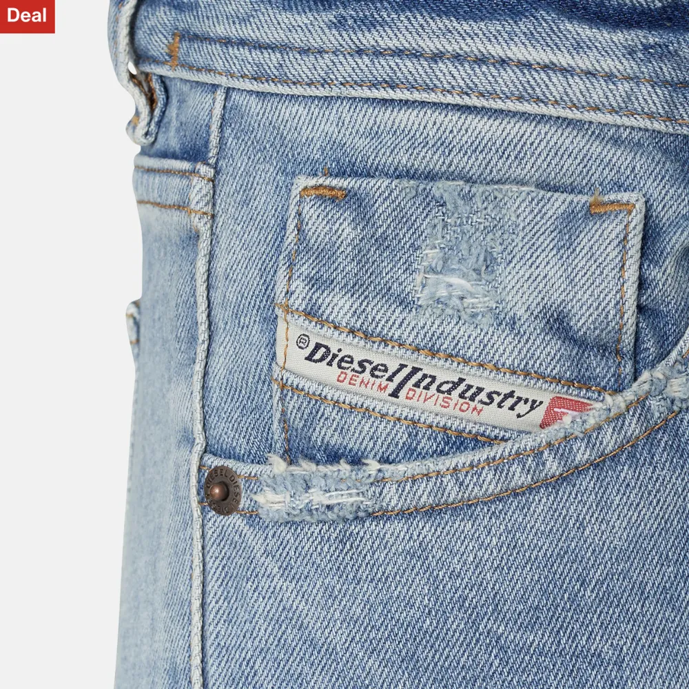 Säljer mina oanvända diesel low waist bootcut jeans 👖💖. Jeans & Byxor.