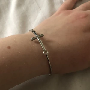 Kors armband - Dm:a gärna vid frågor! Köparen står för frakt (15kr).