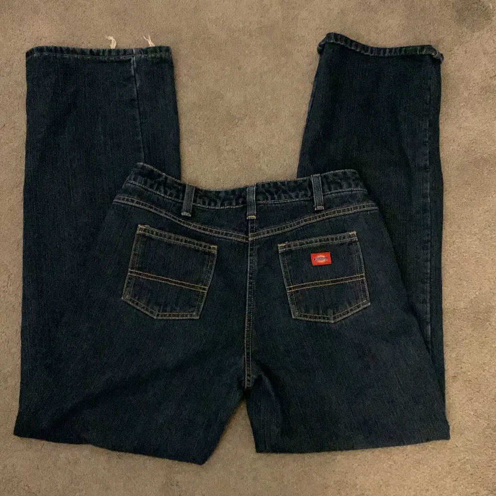 Ett par jätte fina dickies jeans som tyvärr aldrig har kommit till användning ( köparen står för frakten 50kr). Jeans & Byxor.