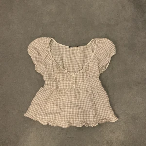 Topp  - En jätte gullig topp/blus som tyvärr är för stor i bysten ( köparen står för frakt 50kr) köp inte på köp direkt funktionen 