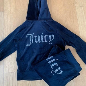 Juicy couture set - Svart juice couture set med diamanter på ryggen och rumpan, S i både koftan och byxorna. Använt max 5 ggr. Nypris 2600 totalt, säljer för 1350