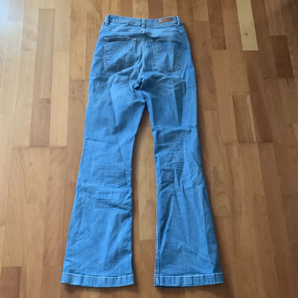 Jättefina och sköna jeans som tyvärr blivit för små.. Jeans & Byxor.