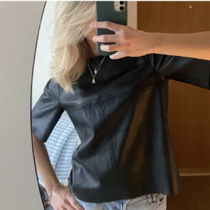 HM skinn topp - Säljer denna fina skinn topp från HM!