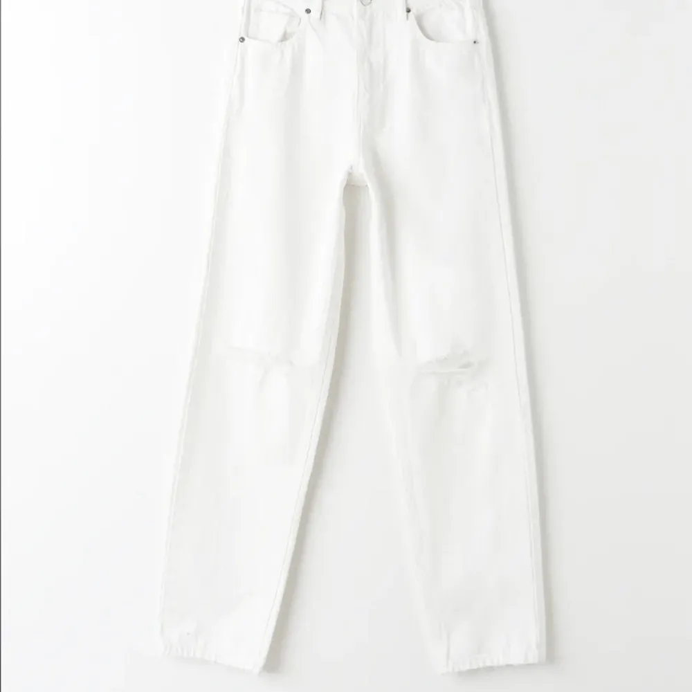 Ett par vita jeans, inget tecken på användning, nyskick storlek 32 passar på 34. Straight, vita midwaist, kontakta för bild!. Jeans & Byxor.