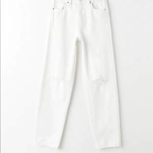 Ett par vita jeans, inget tecken på användning, nyskick storlek 32 passar på 34. Straight, vita midwaist, kontakta för bild!