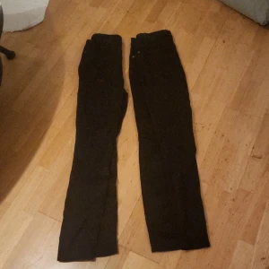Svarta jeans - 2 par likadana jeans Helt nya Storlek 38 och 40. Jag är en M men för små för mig