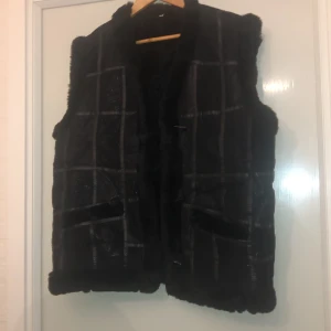 väst i skinn  - väst i skinn med päls inuti stl L   399 kr 