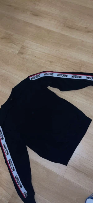 Moschino storlek s - Fint skick Moschino storlek s, passar xs oxå äkta såklart 