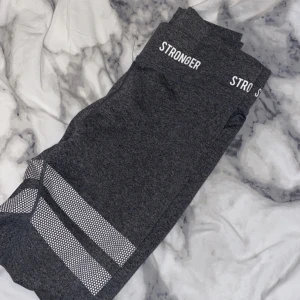 Stronger tights - Gråa tights från stronger. Så fint skick. Kom privat för mer frågor eller bilder 💗