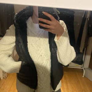 Väst - En väst med två sidor , ena päls och andra dun!