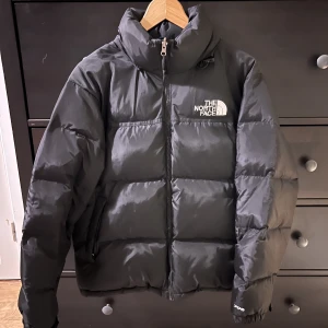 The North Face Jacka - Använd 5 gånger och i nyskick Storlek M för herr Skickas lättast med PostNord (99kr) 1500kr eller högstbjudande  