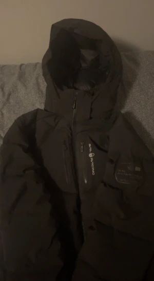 Sail reacing  - Sail reacing jacka, det är i bra skick har bara använt den 1 vecka. Priset kan diskuteras. Jag säljer den för att jag har en annan jacka 