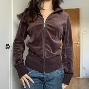 Brun calvin hoodie - En brun sweatshirt från Calvin Klein med dragkedja. Superskön, passar s-m. ❤️