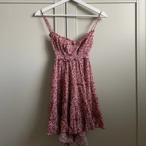 Klänning - Jättesöt klänning, men på grund av att den är ganska kort så funkar den även till jeans, alltså som en lite längre topp. Skriv för fler frågor eller bilder :)