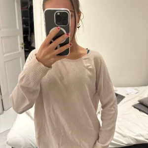 Soft goat  - INTRESSEKOLL! Fin cashmere tröja från soft goat i en fin beige/rosa färg. Passar S-L. Oklart om jag vill sälja men kom med förslag på pris!