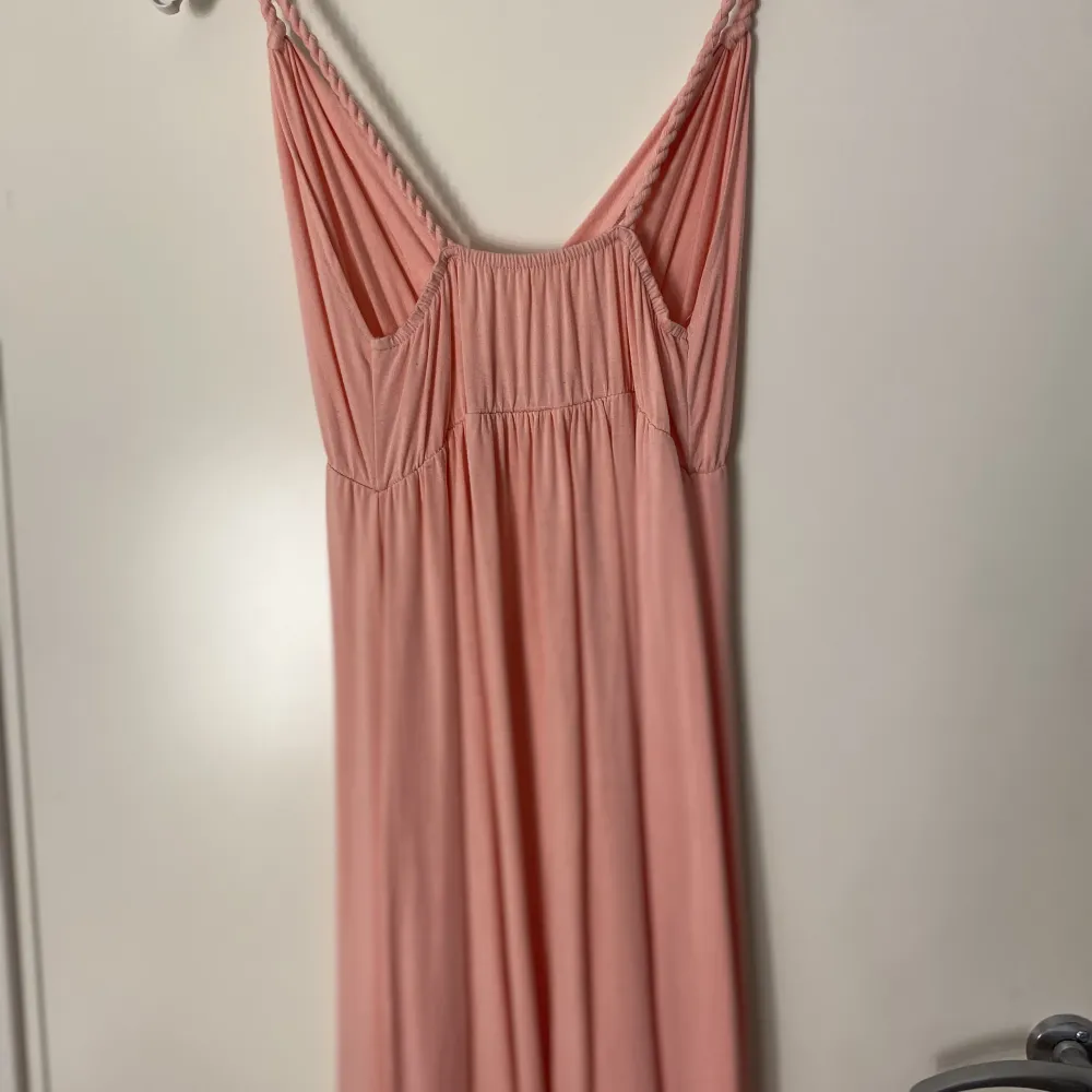 En rosa super skön klänning. Vet ej märke eller storlek men skulle gissa på en M.. Klänningar.