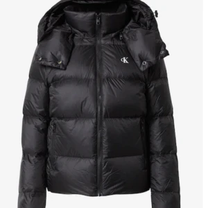 Calvin Klein jacka - Storlek S säljer då den blivit för liten. Den är lite sönder.men har sytt den.syns knappt när man har jackan på. Köpte för ca 2300