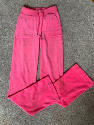 Juicy Couture  - Säljer dessa jättefina juicy byxor i storlek xxs. De är ganska långa så skulle passa xs!🥰 De är i fint skick och är endast tvättade två gånger. Hör gärna av er om ni har frågor!💕 Köparen står för frakt🥰