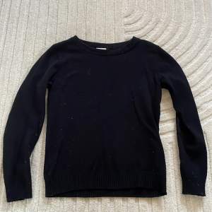 Säljer en vanlig svart stickad tröja från Vila! Köparen står för frakten!☺️